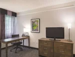 La Quinta Inn & Suites by Wyndham Denver Tech Center - Image 6